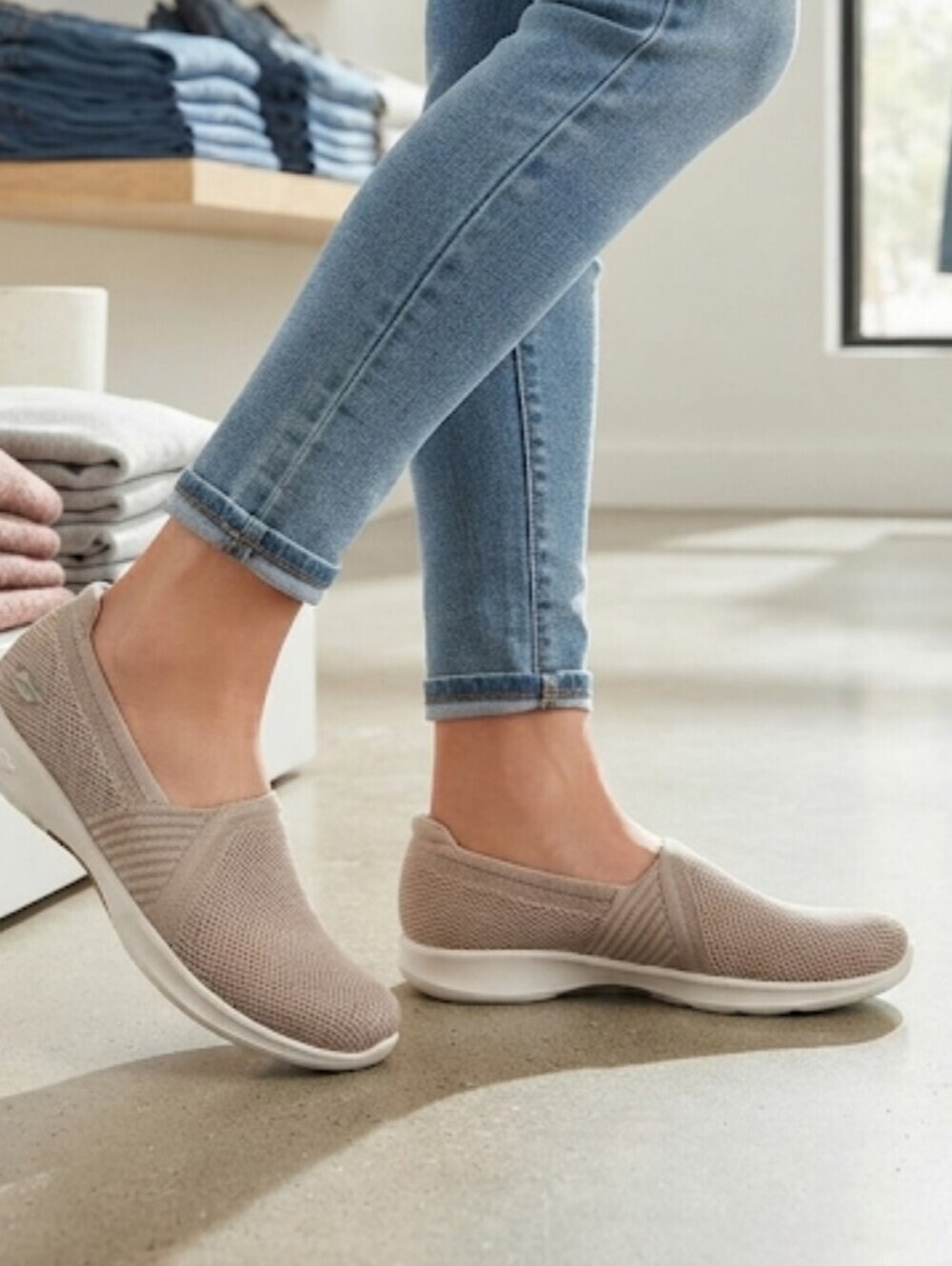 Skechers Women Gogq Mat Stretch Fit Slip-On Shoes in Beige Sz 8.5